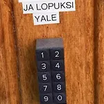 公寓 Mukava Saunallinen Kaksio Omalla Sisaeaenkaeynnillae Ja Ilmaisella Autopaikalla *