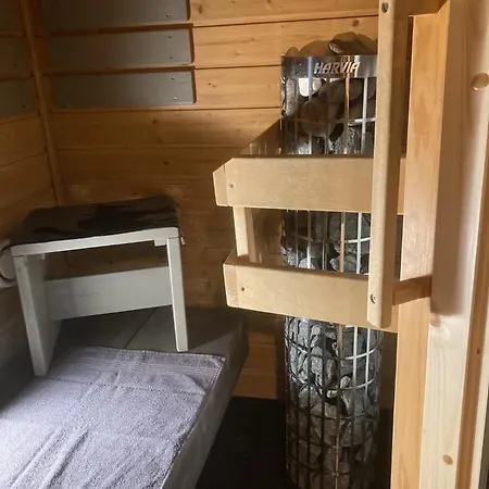 Mukava Saunallinen Kaksio Omalla Sisaeaenkaeynnillae Ja Ilmaisella Autopaikalla Apartmán